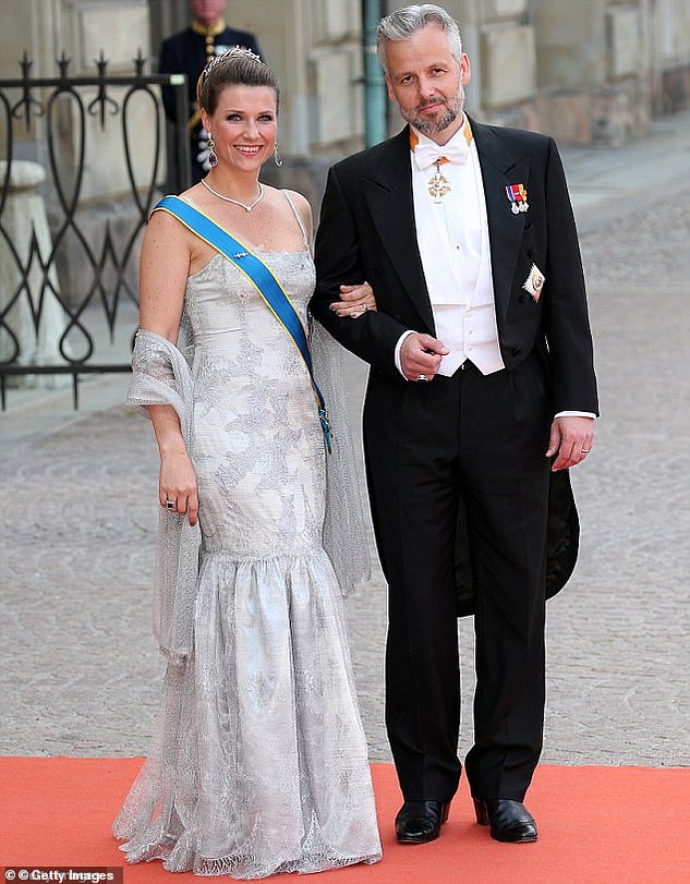 13483828 7026707 Martha Louise and ex husband Ari Behn pictured together announce a 8 1557851317665