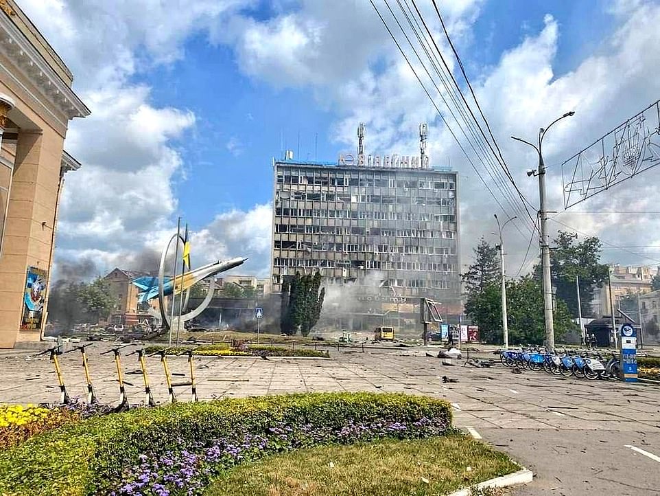60258907 11013171 Ukrainian President Zelensky said Vinnytsya contains no military a 48 1657794837332