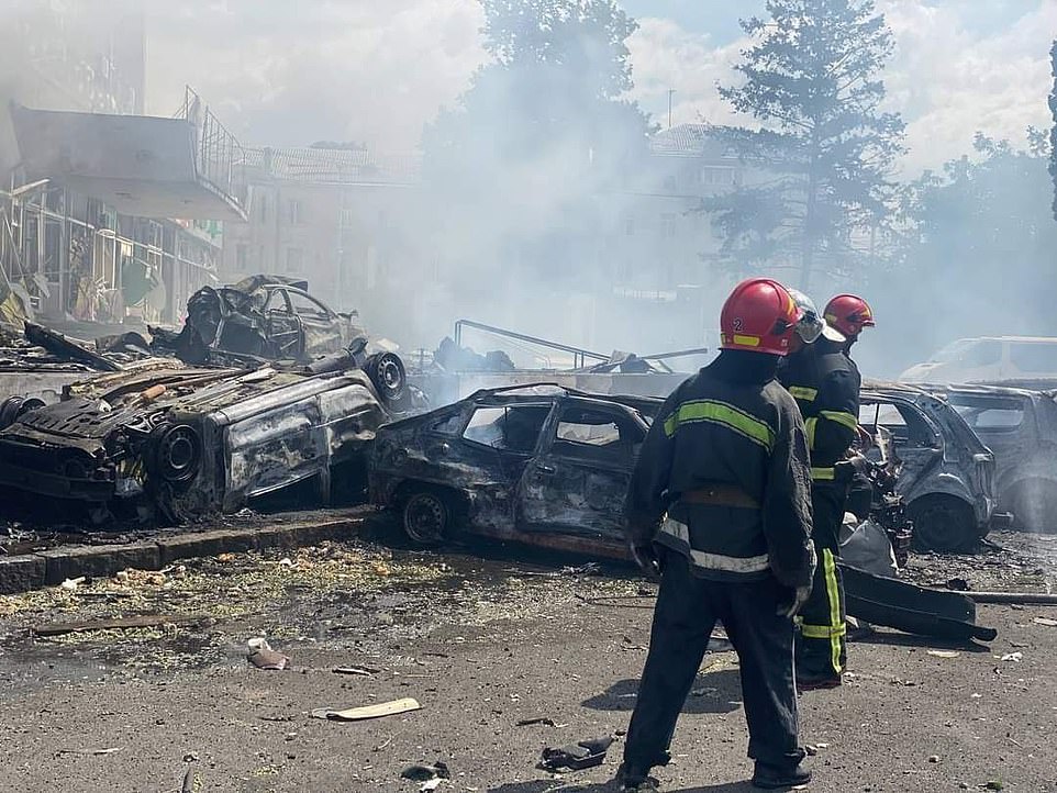 60258915 11013171 Firemen hep to extinguish vehicles blown up when Russian missile a 41 1657794837302