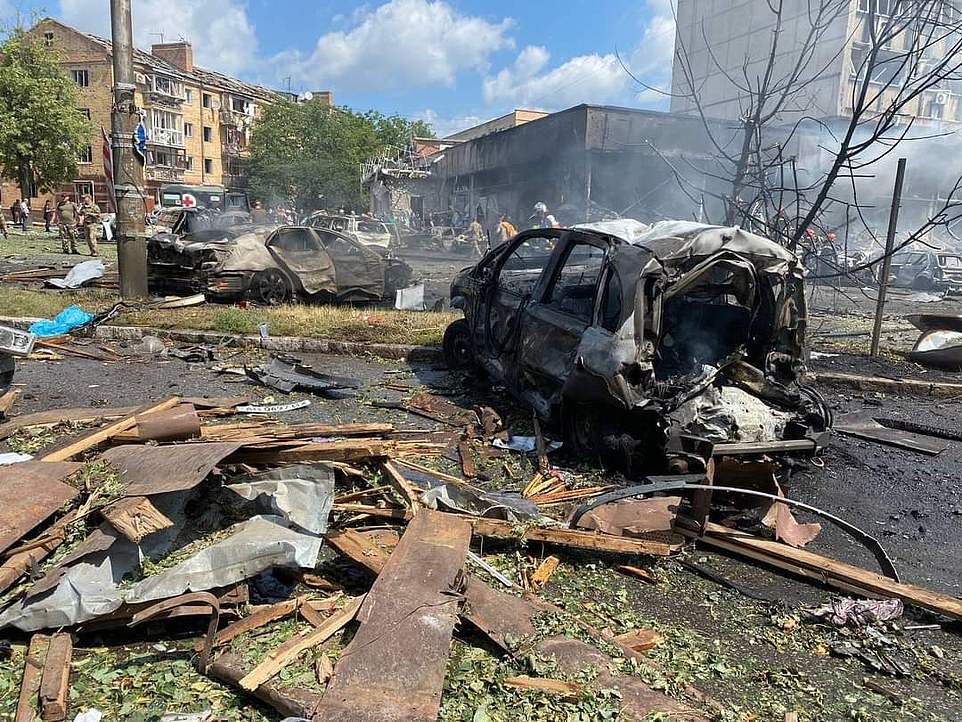 60258919 11013171 Burned out vehicles and debris from a nearby office building lit a 47 1657794837332