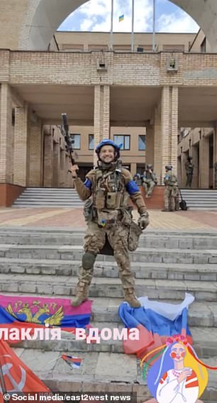 62236647 11198889 Pictured A soldier poses on the steps of what appears to be a go a 44 1662771061420