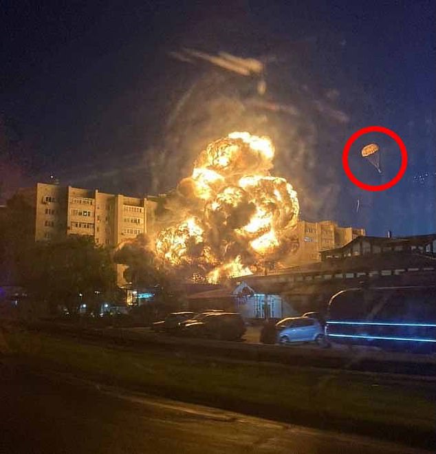 63560067 11348273 This is the extraordinary moment a Russian Su 34 fighter bomber a 8 1666610670720