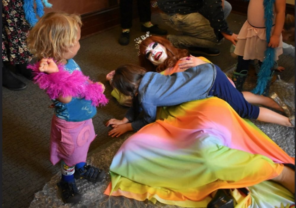 Texas Schools to Teach 3rd Graders 'How to Make Anal More Enjoyable' 3 queen children school