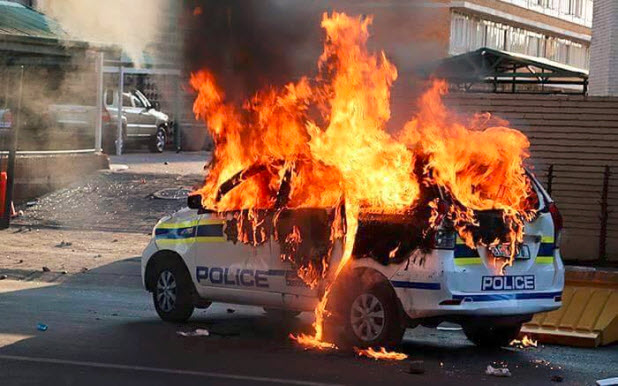 2 Killed, 50 Arrested, Even Cops Turn to Looting in South Africa Hell Riots 4 SA Police Car Burn