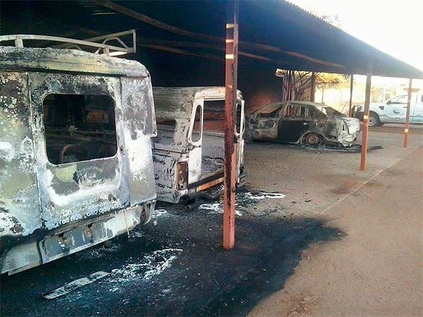 2 Killed, 50 Arrested, Even Cops Turn to Looting in South Africa Hell Riots 6 SA Car Burn