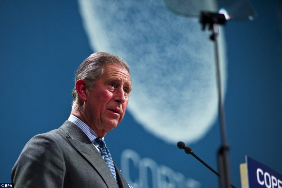 The Green Hypocrites: Prince Charles and Brown take separate jets... to lecture the World on Global warming 2 Prince Charles addressing the UN conference in Copenhagen yesterday Read more: http://www.dailymail.co.uk/news/article-1236249/The-Green-Hypocrites-Prince-Charles-Gordon-Brown-separate-jets--lecture-world-global-warming.html#ixzz0ZrmamXfu