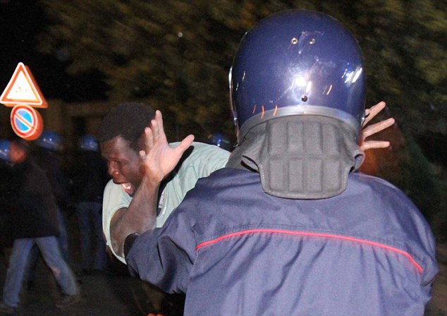 Immigrant Riot in Italy Leaves 37 Injured, Italians Fight Back 4 article 1241843 07CBE520000005DC