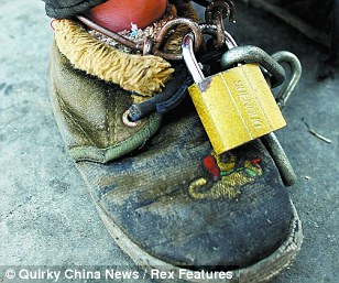 Chinese man chains his 2-year-old boy to lamppost outside Beijing mall 2 article 1248252 08235783000005DC