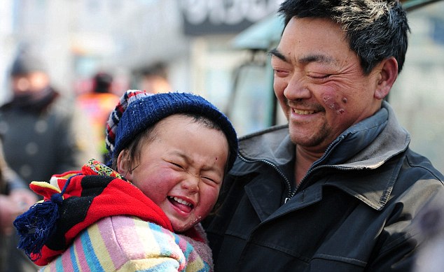 Chinese man chains his 2-year-old boy to lamppost outside Beijing mall 3 article 1248252 08246C3A000005DC