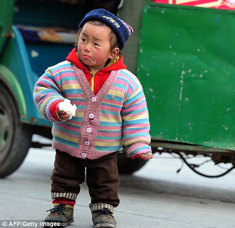 Chinese man chains his 2-year-old boy to lamppost outside Beijing mall 4 article 0 0829272E000005DC
