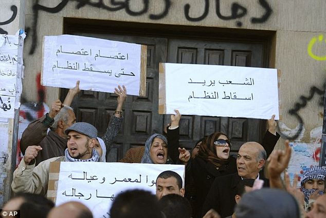 Gaddafi flees Tripoli as protesters set the Libyan parliament building alight 13 article 1358972 0D4902D7000005DC