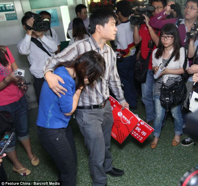 Chinese toddler dies after hit-and-run ordeal 2 article 2051679 0E71BAF200000578