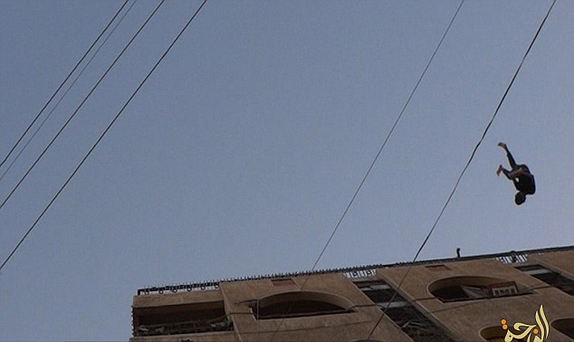 2A25C91800000578 3146225 Several ISIS photographers were used to capture the horrendous p a 18 1435770770276