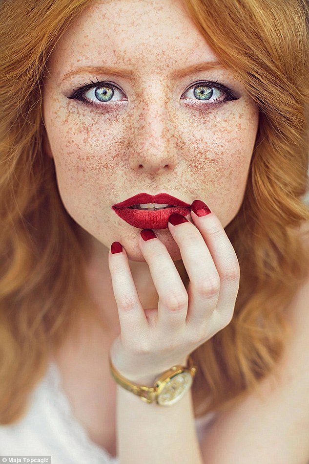 2AE2BDC700000578 3176475 Another woman sporting scarlet lipstick and nails is seen starin a 18 1438071242025
