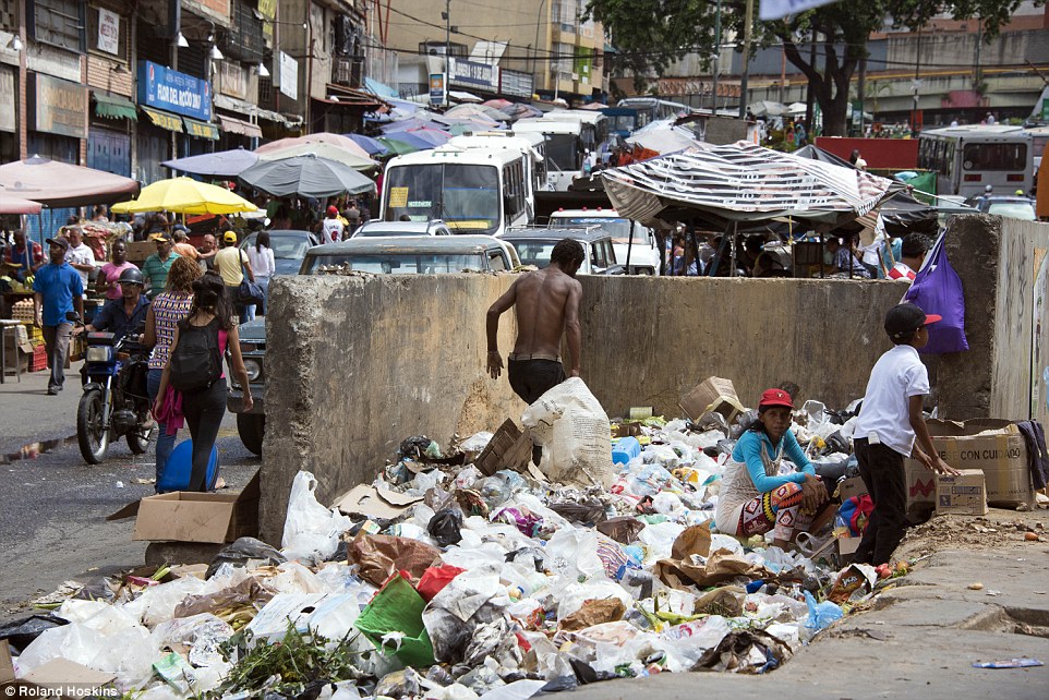 Venezuelans Turn Garbage Scavengers As Socialist Elites Live Like Kings 26 35446BD000000578 3640941 image a 76 1465914912702