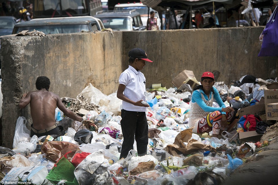 Venezuelans Turn Garbage Scavengers As Socialist Elites Live Like Kings 23 35446C5D00000578 3640941 image a 69 1465914892748