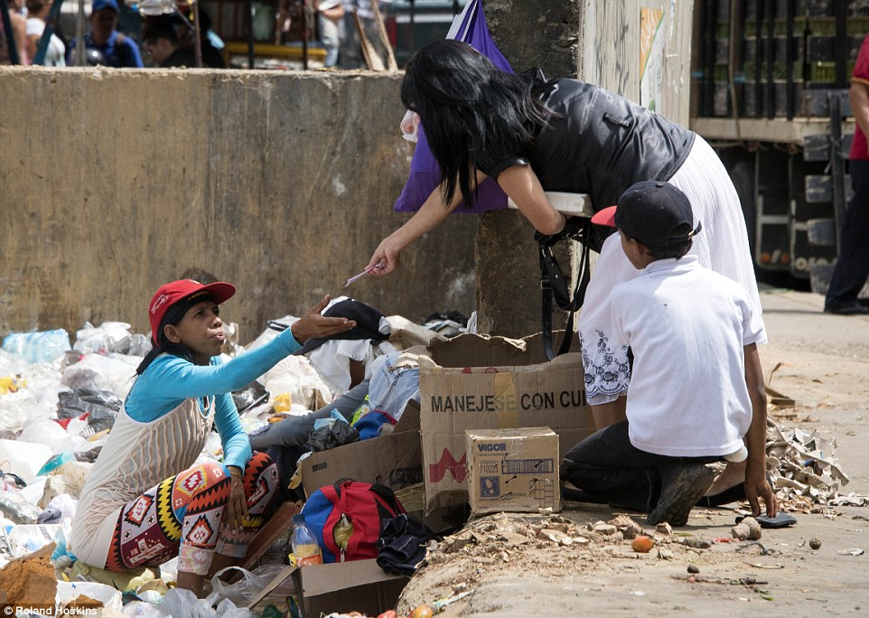 Venezuelans Turn Garbage Scavengers As Socialist Elites Live Like Kings 27 35446C6C00000578 3640941 image a 70 1465914900629