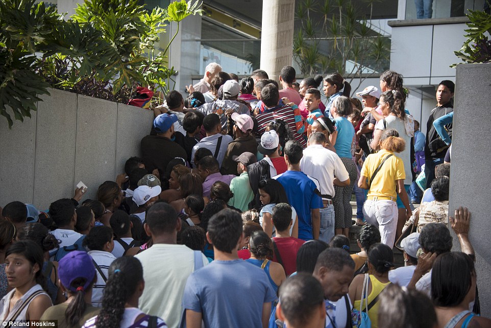 Venezuelans Turn Garbage Scavengers As Socialist Elites Live Like Kings 17 354475B700000578 3640941 image a 85 1465914981431