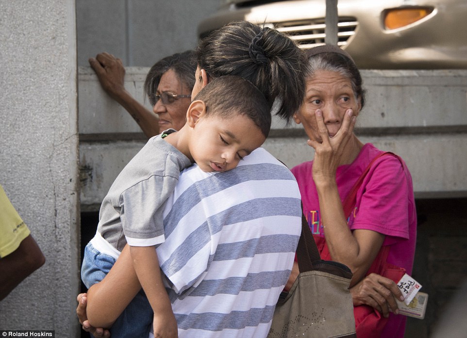 Venezuelans Turn Garbage Scavengers As Socialist Elites Live Like Kings 22 354477A500000578 3640941 image a 87 1465915002303