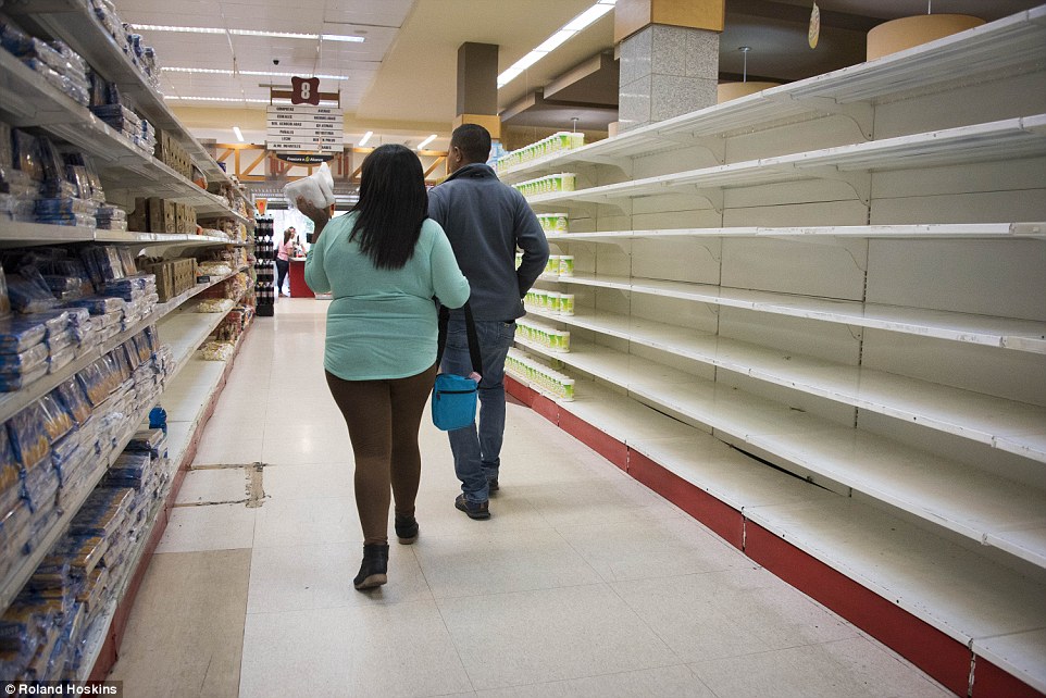 Venezuelans Turn Garbage Scavengers As Socialist Elites Live Like Kings 14 3544753200000578 3640941 image a 9 1465979435271