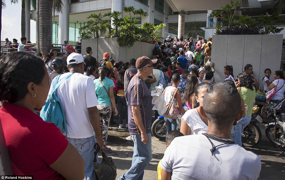 Venezuelans Turn Garbage Scavengers As Socialist Elites Live Like Kings 21 3544758A00000578 3640941 image a 20 1465980160212