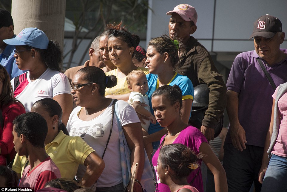 Venezuelans Turn Garbage Scavengers As Socialist Elites Live Like Kings 19 3544779200000578 3640941 image a 16 1465979900844