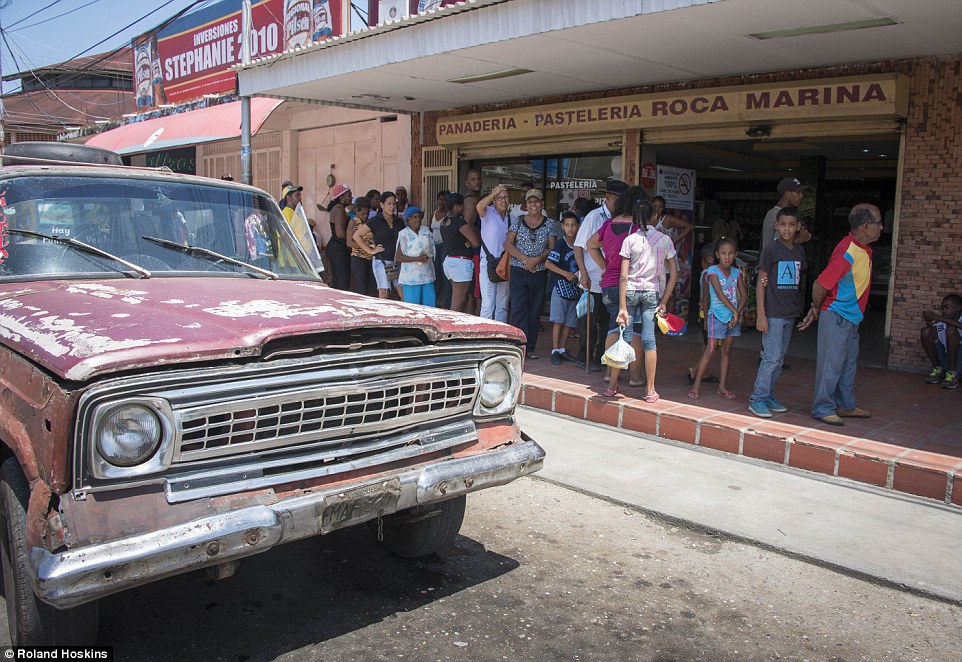 Venezuelans Turn Garbage Scavengers As Socialist Elites Live Like Kings 49 35447C5C00000578 3640941 image a 52 1465981700561