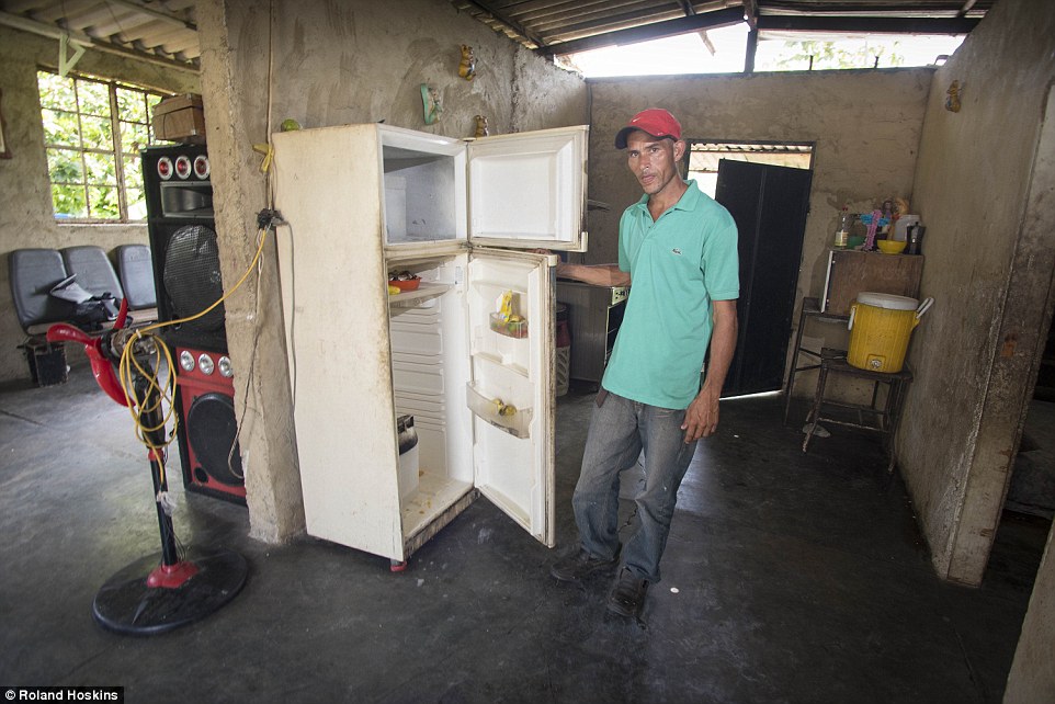 Venezuelans Turn Garbage Scavengers As Socialist Elites Live Like Kings 41 35447C9C00000578 3640941 image a 59 1465981847884
