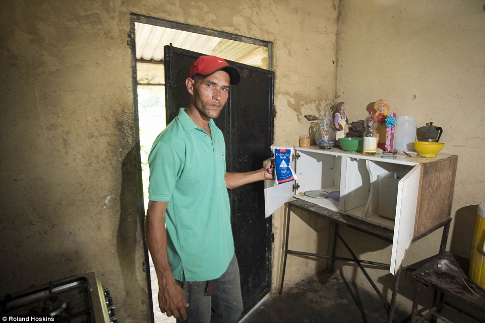 Venezuelans Turn Garbage Scavengers As Socialist Elites Live Like Kings 46 35447D6B00000578 3640941 image a 61 1465981853230
