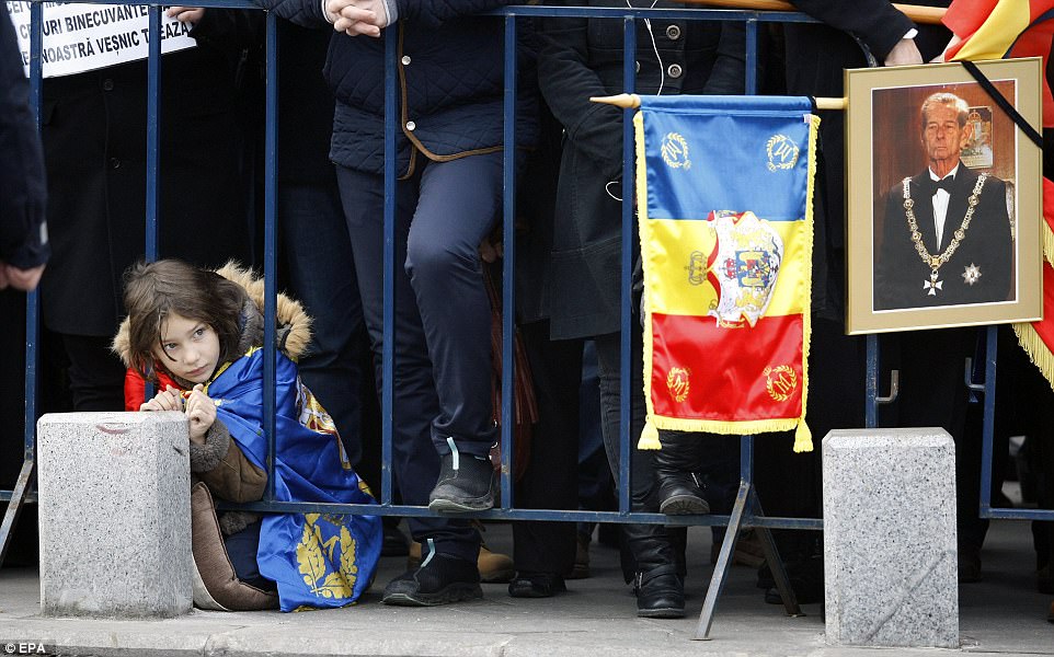 Romania mourns death of King Michael I, European royalties attend funeral 16 4760670300000578 5185873 A Romanian boy wearing the royal flag over his shoulders prior t a 29 1513451886139