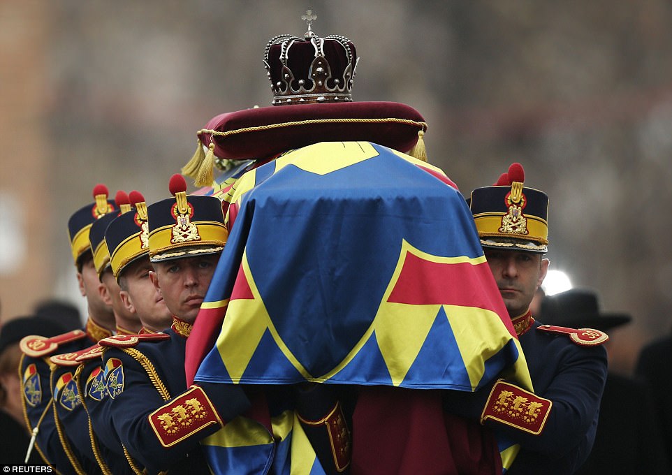 Romania mourns death of King Michael I, European royalties attend funeral 7 4760AF9100000578 5185873 Honor guard soldiers carry the coffin of the late Romanian King a 2 1513451884661