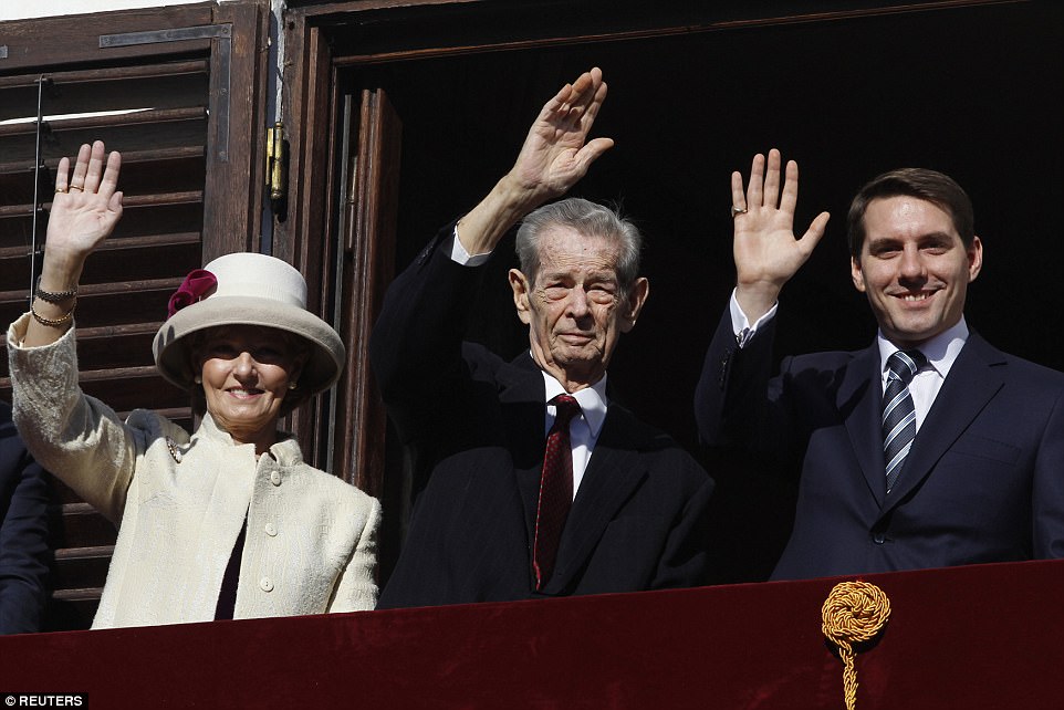 Romania mourns death of King Michael I, European royalties attend funeral 5 4760DE0D00000578 5185873 Romania s former King Michael C accompanied by his daughter Prin a 3 1513451884662
