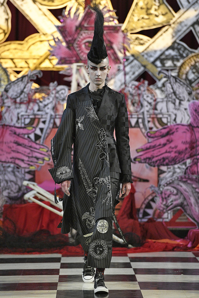 London Catholic Church Hosts Illuminati SATANIST Fashion Parade 20 nz1LGU3