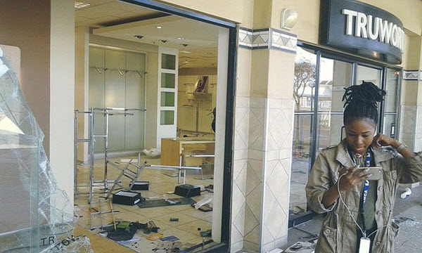 2 Killed, 50 Arrested, Even Cops Turn to Looting in South Africa Hell Riots 7 SA Mall Riots