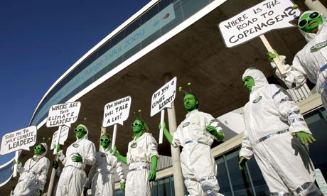 AVAAZ activists in a perf 001