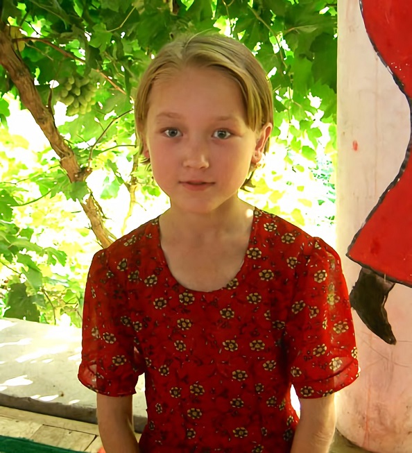 Uyghur girl in Turpan%2C Xinjiang%2C China 20050712